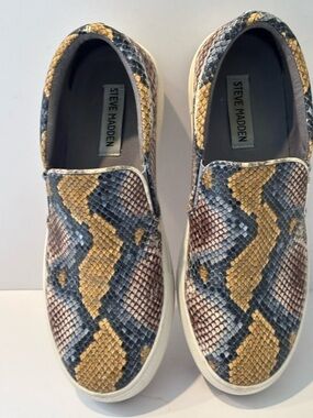 Steve Madden Giles Snake-Print Slip-On Sneakers in Gold, Blue & Brown Sz 7.5 M